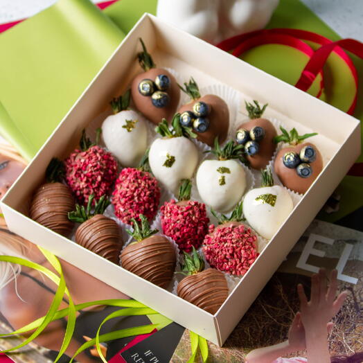 Клубника в шоколаде для любимых, 16-25 ягод + подарок от Vivienne Sabo — румяна MACARON
