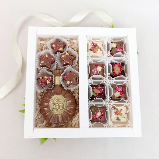 Шоколадный набор бутылка коньяка с конфетами. Мужской набор. Подарочный набор