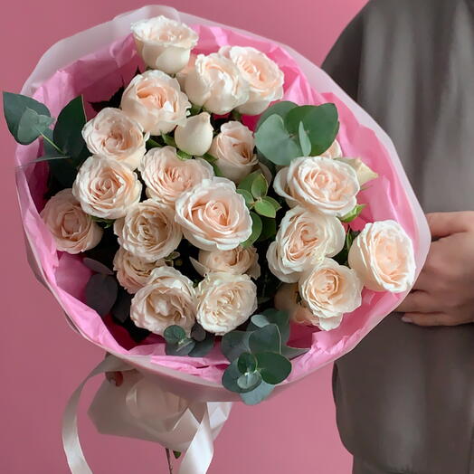 Букет из кремой кустовой пионовидной розы с эвкалиптом