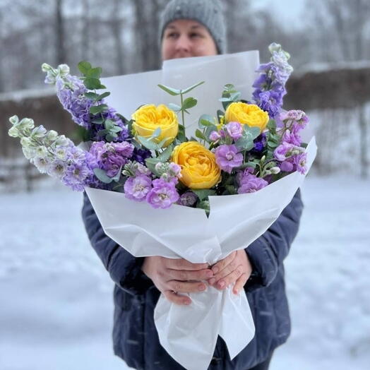 Букет из пионовидных роз маттиолы и дельфиниума