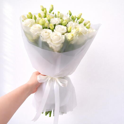 Воздушный лизиантус — монобукет из 19 лизиантусов, нежные белые эустомы, элегантный букет