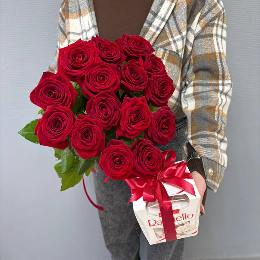 15 красных роз и коробочка раффаэлло