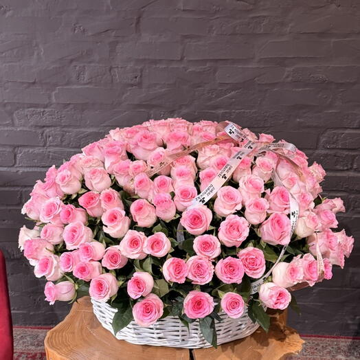 175 роз в корзине