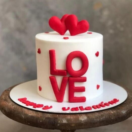 Валентиновский торт «LOVE» с сердцами