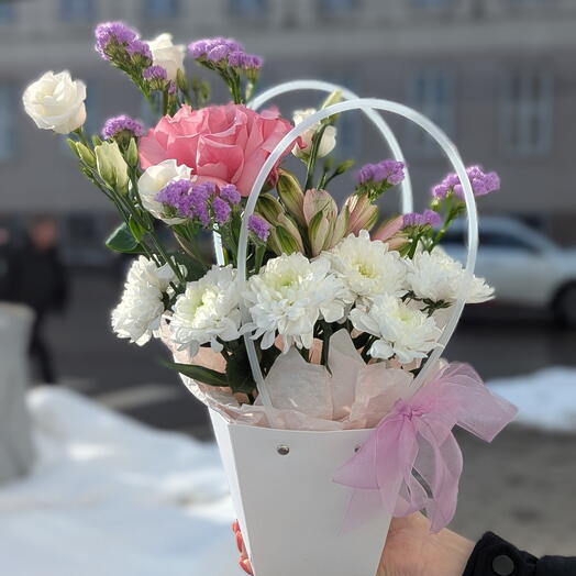 Букет (композиция) в сумочке из французской розы, хризантем, альстромерии, эустомы, статицы