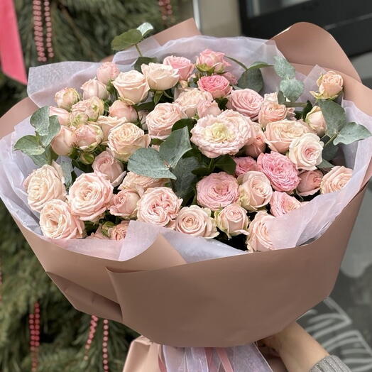 Букет из кустовых роз цветной