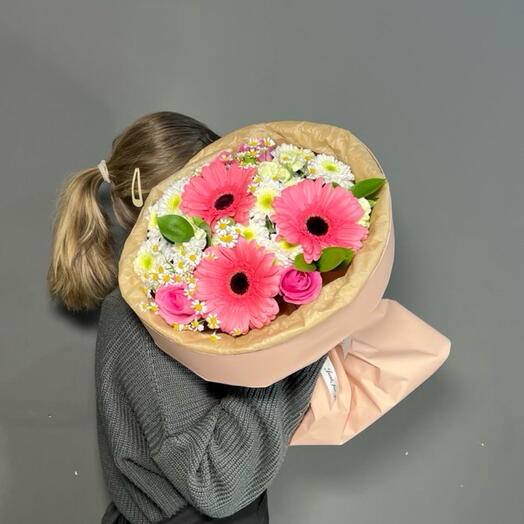 Весенний букет с герберами, розой, хризантемой