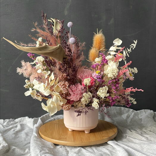 Интерьерная композиция из сухоцветов и стабилизированных цветов, роз и диантусов