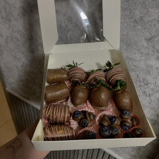 Клубника в шоколаде с бананом