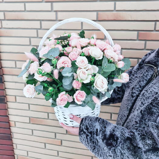 Цветы в коробке кустовые розы