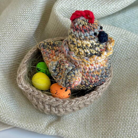 Пасхальная курочка пестрая в гнезде