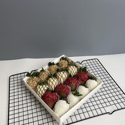 Клубника в шоколаде 16 ягод (завитки)