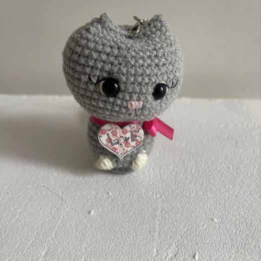 Игрушка вязаная кот серый брелок