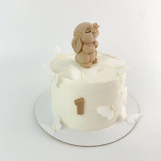 Нежный детский торт с фигуркой зайчика и бабочками
