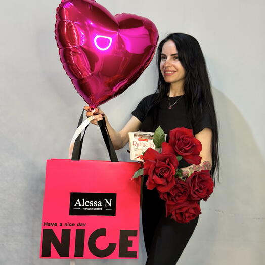 Сумочка с французскими розами, шариком сердце и конфеты