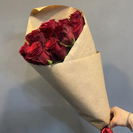 Букет алые розы