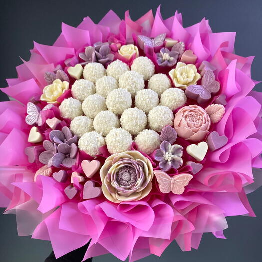 Яркий букет с шоколадными цветами, бабочками и сердечками и воздушными конфетами Рафаэлло в пышной упаковке