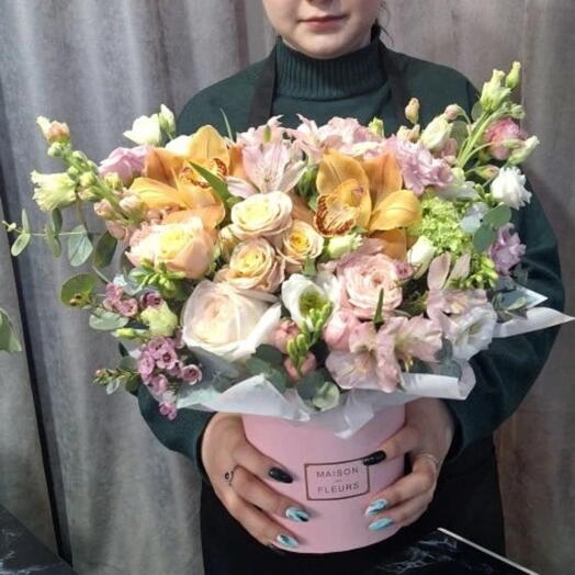 Коробочка из персиковой кустовой розы и орхидей