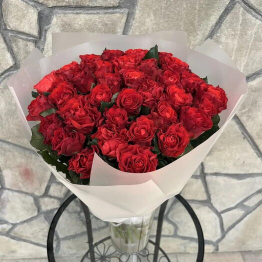 Букет из 35 алых роз