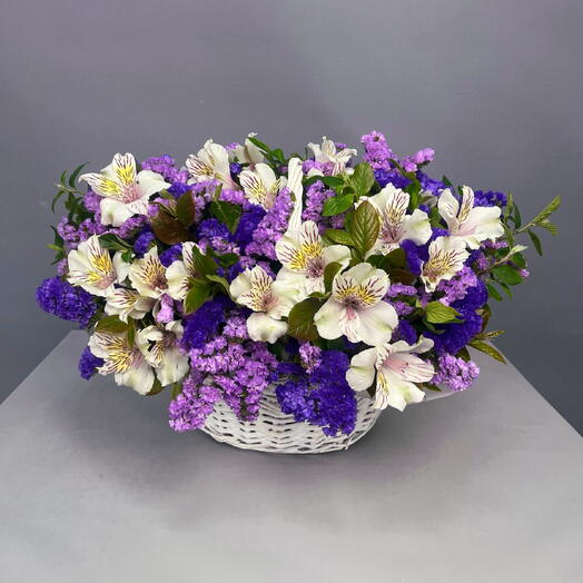 Весенний букет из Альстромерии и Статицы в корзине💜