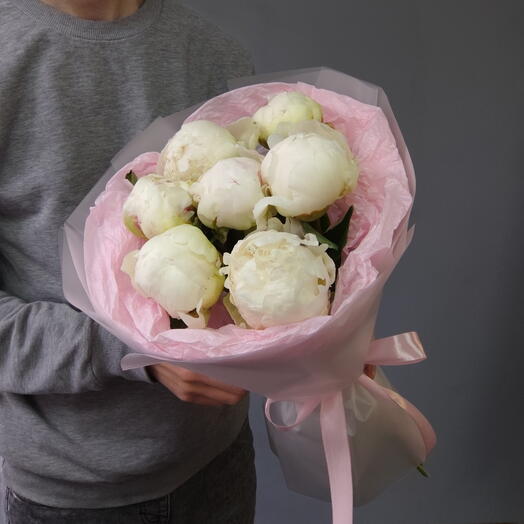Пионы | Букет из 7 белых пионов Боул оф Крим в матовом оформлении