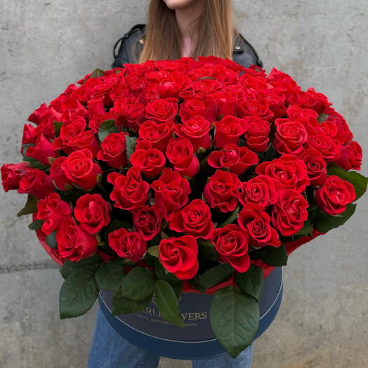 101 роза в коробке алая