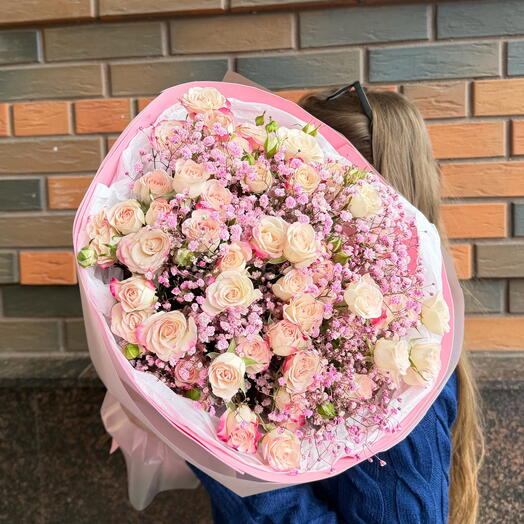 Монобукет из кустовых роз и гипсофилы в розовом фоамиране