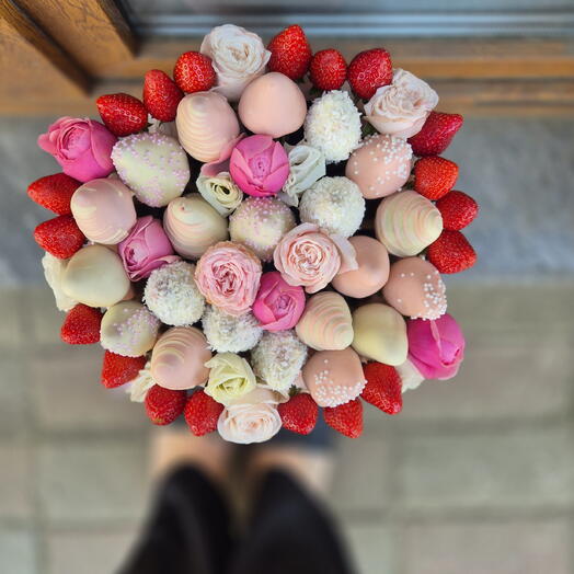 Клубника в шоколаде и розы🍓