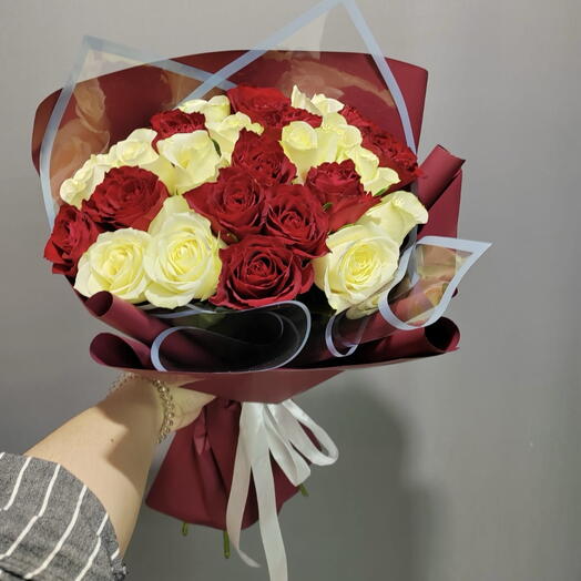 Букет из 25 Роз Красных и Белых