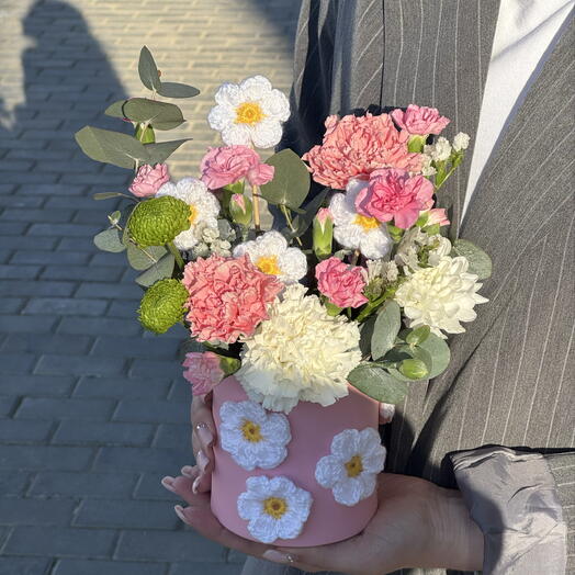 Композиция с вязаным цветком