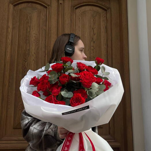 Букет из кустовой розы и эвкалипта