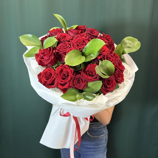Бордовые розы 25 шт с рускусом