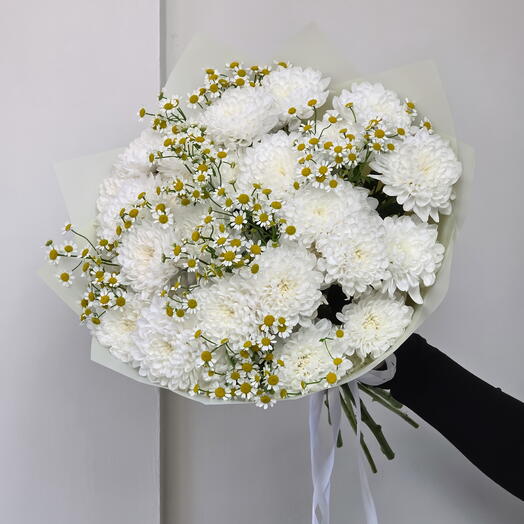 Букет из ажурных белых хризантем и ромашек