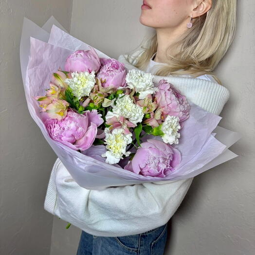 Букет с пионами и альстромерией 💕