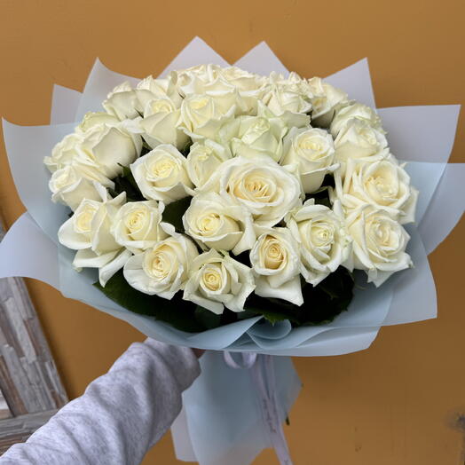 Нежный букет из белых роз 🌸