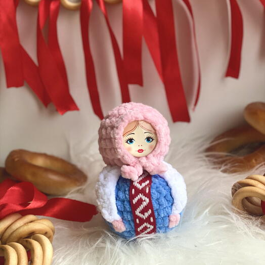 Матрешка вязаная голубая