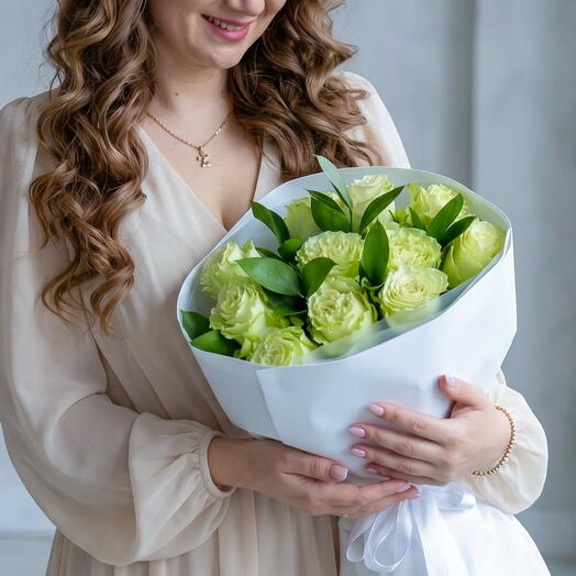Нежный лимонно-белый букет с розами и веточками сочного рускуса🤍
