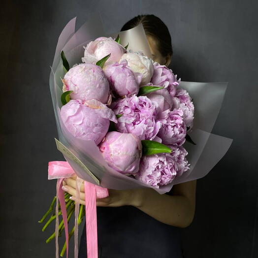 15 розовых пионов