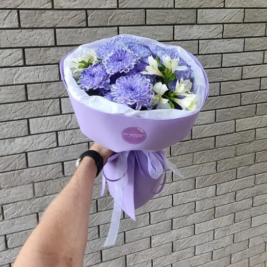 Букет хризантем и альстромерий