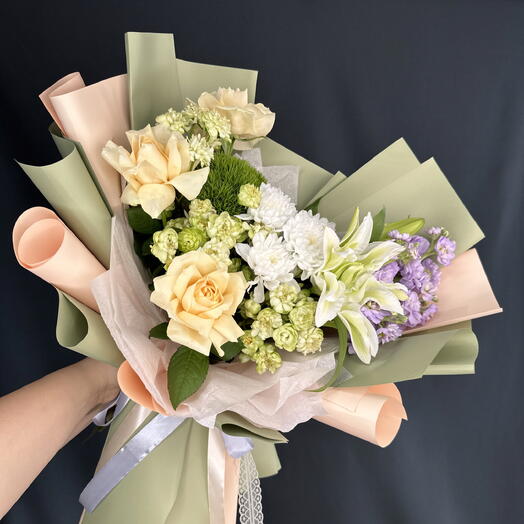 Сборный букет с лилией и французскими розами 🌸