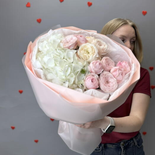 Букет пышный из гортензии и пионовидных кустовых роз🌸