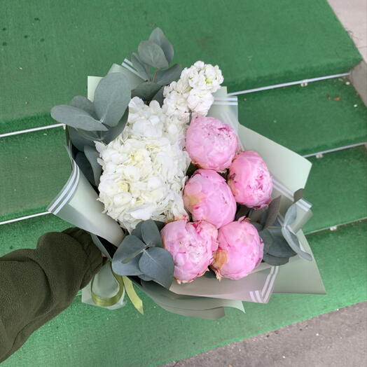 Букет с пионами
