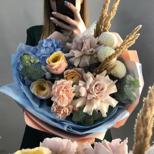 Сборный букет в гортензия персиковые розы хризантема 🧡