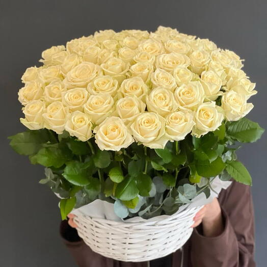 Корзина с белыми розами 65 штук