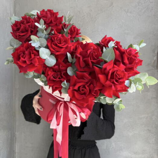 Алые розы с эвкалиптом