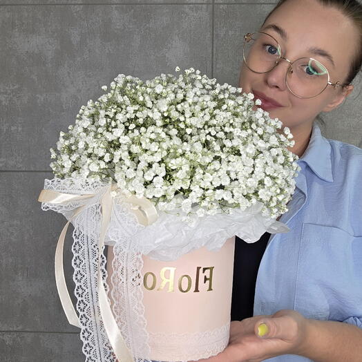 Композиция из гипсофил в шляпной коробке
