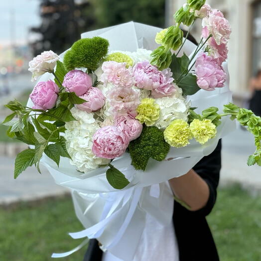 Сборный букет пионы хризантемы диантусы молюуцелла