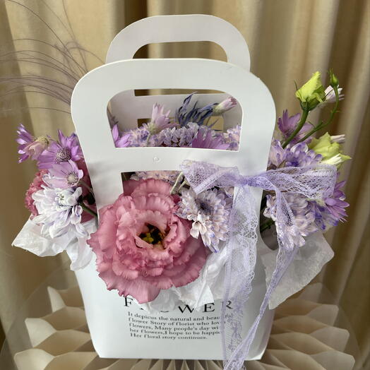 Лавандовая хризантема и розовая эустома в сумочке 💜