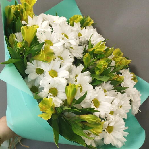 Букет из хризантем и альстромерий