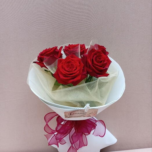 Luxury bouquet "Kiss" 5 Roses Ecuador in premium textile design